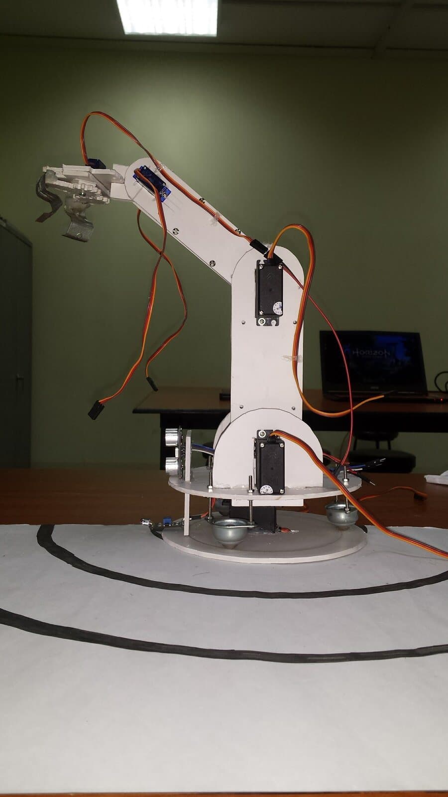 Servo robotic arm with sonar ring detection, 2017